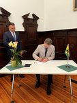 Foto: Arne Schuldt bestätigt die Unterzeichnung des abgelegten Amtseids (JPG-Datei)