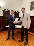Foto: Sascha Zimmermann nimmt Ernennungsurkunde von Bürgermeister Arne Schuldt entgegen (JPG-Datei)